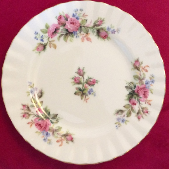 MOSS ROSE Side Plates Excellent Condition 6 1/2 inch Royal Albert Bone China - Picture 1 of 2